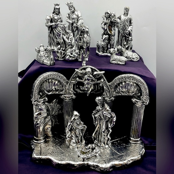 Vintage Towle Silverplated Heirloom Nativity Set: 12 Figurines & Crèche / Stable